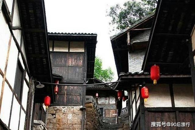 2023年轻人羽绒服报告：月薪2万最爱优衣库，买不起加拿大鹅